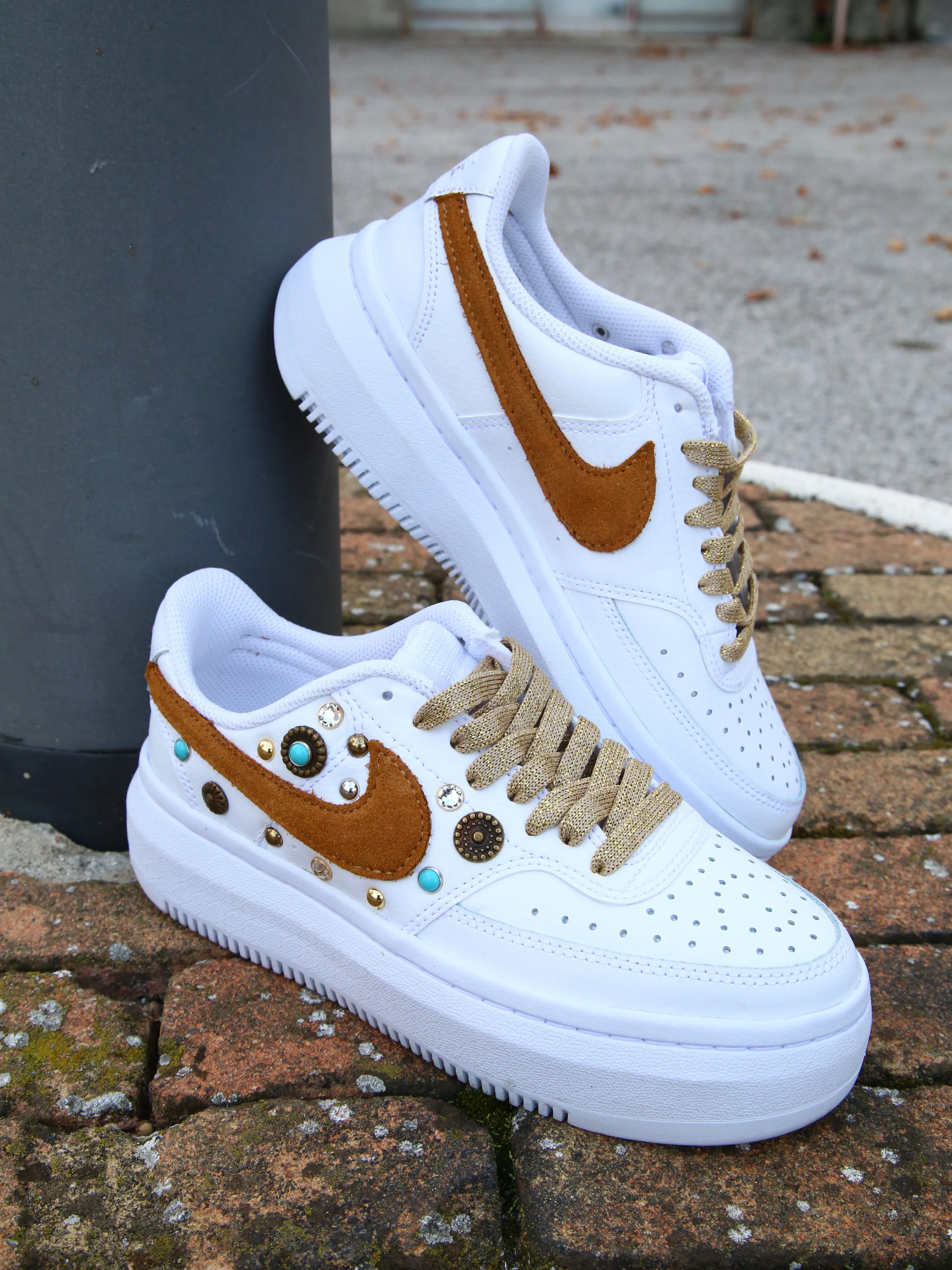 Nike Court Vision Low Platform Camoscio & Borchie